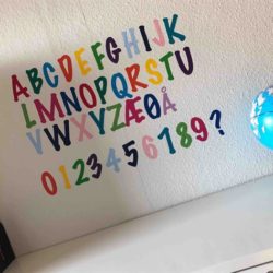 Alfabet og tal i farver